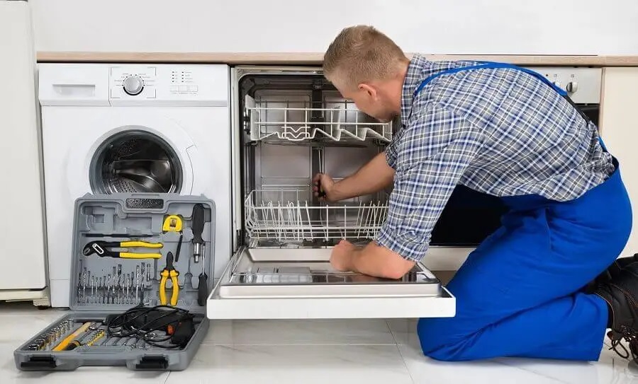 Sapanca Gaggenau servisi teknisyen ekibi beyaz eşya tamiri yaparken